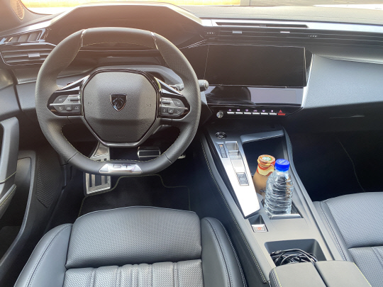 뉴 푸조 408 운전석. 이상현 기자